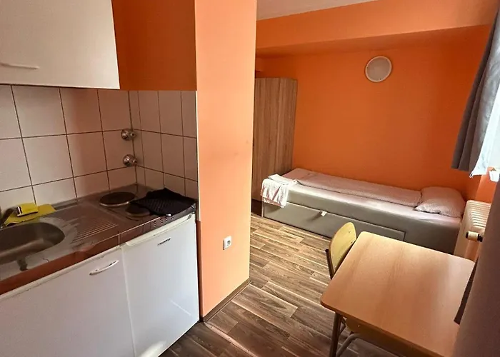 Low Budget Central Station Aparthostel
